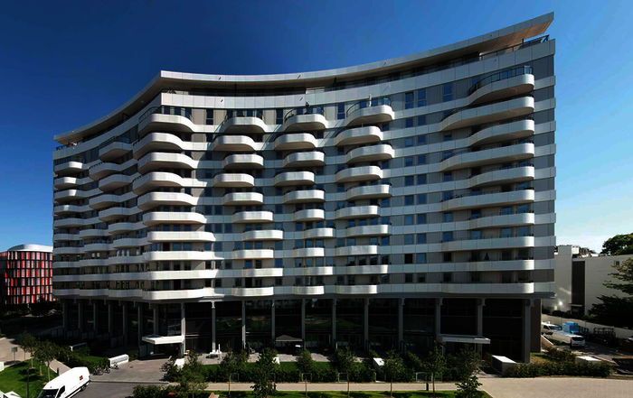 Den Architekten gelang es, das 70er-Jahre Hochhaus in ein Wohngebäude mit hochwertigen Eigentumswohnungen, den sogenannten „Flow Tower“, umzuwandeln.