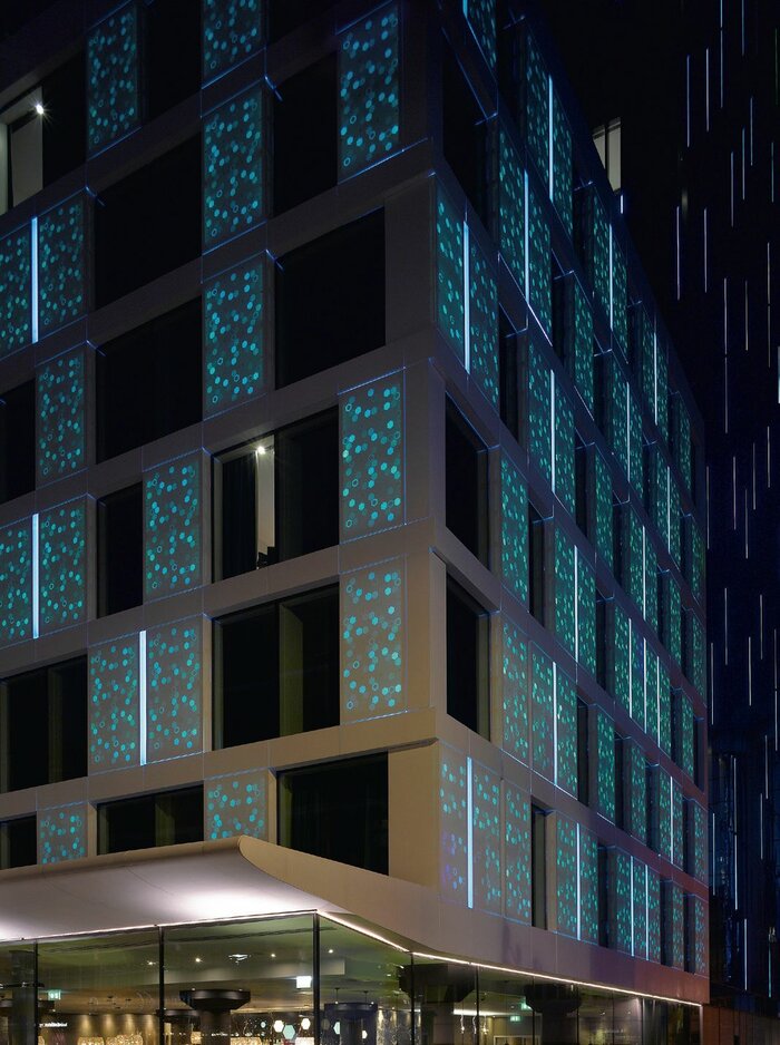 Über ein computergesteuertes RGB-Farbrad werden die LEDs hinter der vorgehängten Fassade gesteuert