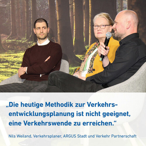 Nils Weiland, Verkehrsplaner, ARGUS Stadt und Verkehr Partnerschaft (li.), Birgit Uhlig, Beraterin Verkehrsplanung und Verkehrstechnik, PTV Group (m.) und Sebastian Steinegger, Netzwerk Junge Ingenieure, Bayerische Ingenieurkammer-Bau (li.) bei der Podiumsdiskussion "Mobilität der Zukunft" auf der Messe BAU 2023