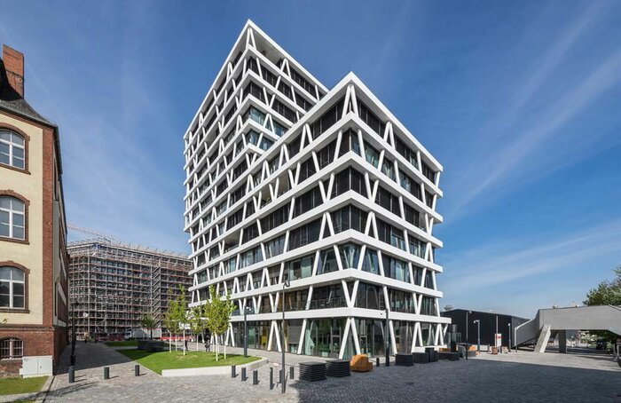 Die markante Unternehmenszentrale des deutschen Übertragungsnetzbetreibers 50Hertz in Berlin liegt in unmittelbarer Nähe des Hauptbahnhofs und des Museums für Gegenwart am Hamburger Bahnhof.