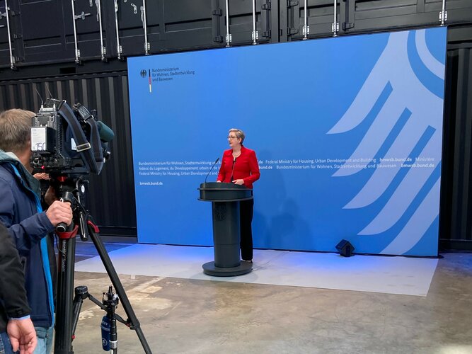 Auftakttreffen des Bündnisses bezahlbarer Wohnraum am 27.4.2022: Bundesbauministerin Klara Geywitz am Rednerpult 