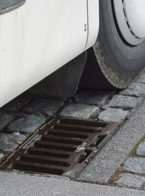 Vom Straßenrand bis ins Meer ist kein weiter Weg für die winzigen Plastikpartikel – und über die Nahrungskette zu uns zurück ebenfalls nicht.