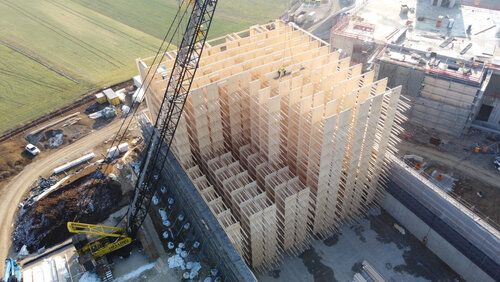 Logistikkomplex aus Holz und Lehm