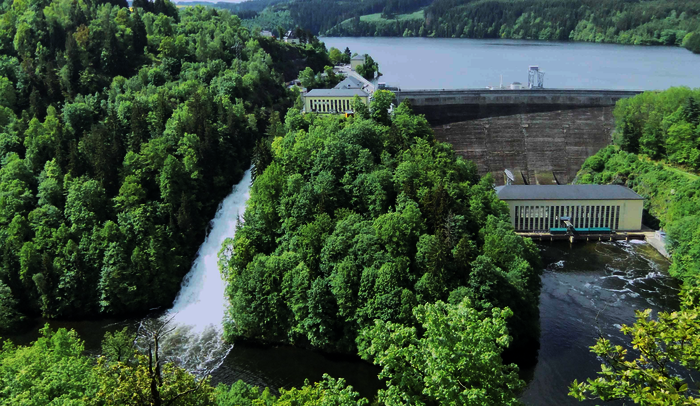 Die Staumauer der Bleilochtalsperre mit Kraftwerksgebäude, Hochwasserentlastungsrinne (links) und Ausgleichsbecken (Blick von Nordosten).