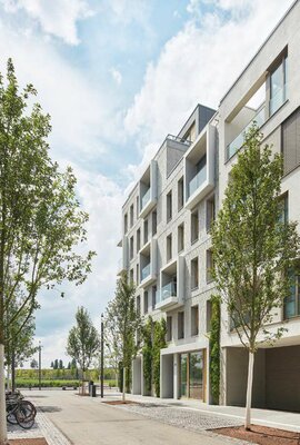 Besonderes Kennzeichen der Grünen Ecke ist ihre Fassade aus Leichtbeton, an der sich wilder Wein emporrankt.