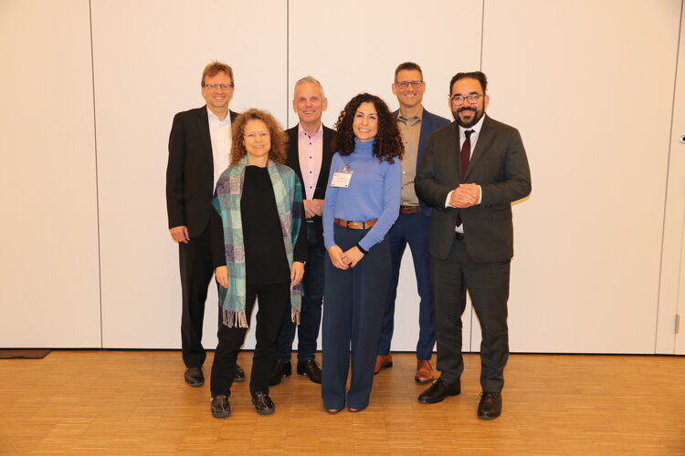 Teilnehmer aus der Poltik und von Verbänden beim Fachkongress "Solardach-Gebäudegrün" v.l.n.r.: Harald Uphoff (100 prozent erneuerbarer stiftung), Staatssekretärin Dr. Silke Karcher (Senatsverwaltung für Umwelt, Mobilität, Verbraucher- und Klimaschutz), Staatssekretär Tino Schopf (Senatsverwaltung für Wirtschaft, Energie und Betriebe), Laura Ferreri (Deutsche Gesellschaft für Sonnenenergie), Dr. Gunter Mann (Präsident Bundesverband GebäudeGrün), Staatssekretär Christian Kühn (Bundesministerium für Umwelt, Naturschutz, nukleare Sicherheit und Verbraucherschutz).