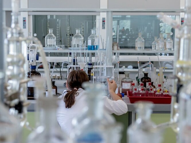 In den Laboren der Forschungsvereinigung Kalk-Sand e.V. werden bindemittelfreie Kalksandsteinrezepturen sowie Kalksubstitute erforscht. (Bild: Bundesverband Kalksandsteinindustrie e.V.) In den Laboren der Forschungsvereinigung Kalk-Sand e.V. werden bindemittelfreie Kalksandsteinrezepturen sowie Kalksubstitute erforscht.