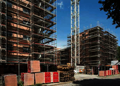 Die Wohngebäude in Berlin-Mitte wurden in Ziegelbauweise mit dem dämmstoffverfüllten Poroton-Ziegel „S10-MW“ und weiteren Produkten des Poroton-Ziegelsystems errichtet.