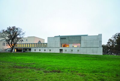 Kennzeichnend für den Erweiterungsbau ist die Gebäudehülle aus Liapor-Leichtbeton in bis zu 60 cm Stärke.