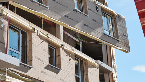Neubau mit vorgefertigten Fassadenelementen