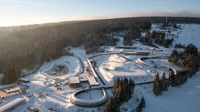 Die modernisierte Rennschlittenbahn im thüringischen Wintersportzentrum von Oberhof misst etwa 1350 m und wartet mit zahlreichen Kurven, einem Kreisel, aber auch langen geraden Strecken auf.