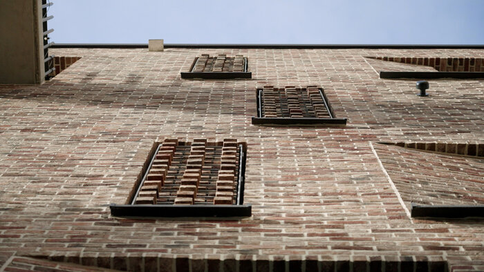 Sonderkonstruktion ermöglicht schräge Klinkerfassade