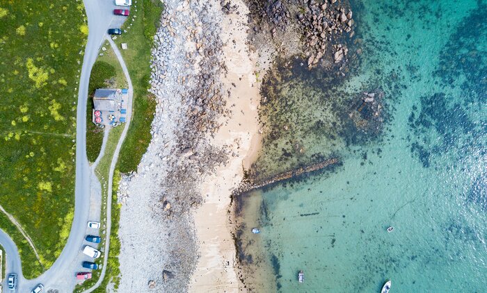 Blick auf die Küste von Guernsey aus der Vogelperspektive