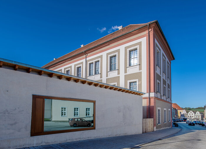 liapor_landratsamt_neustadt_b1.jpg