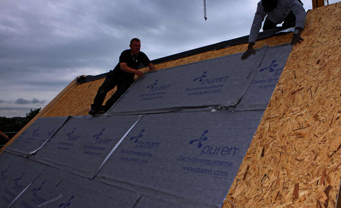 Montage des Steildachdämmsystems „Puren Plus“ auf der Holzkonstruktion des Penthouses.