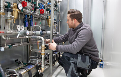 Forschungsanlagen zum Energiesystem der Zukunft im Bioenergiepark Saerbeck; Entwickler Philipp Sommer an der Technikumsanlage 