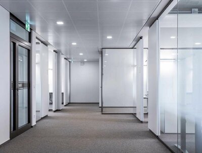 Bürogebäude sollen teamorientierte und kommunikative Flächen bereitstellen, jedoch erfordert die Eindämmung der Pandemie die Einhaltung von Hygiene- und Abstandsregeln.