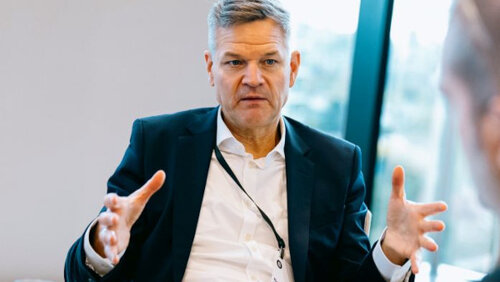 Richard J. Vestner ist als Diplomingenieur langjähriges Mitglied in der Bayerischen Ingenieurekammer-Bau und hat einen Doktortitel im Bauingenieurwesen. Er ist Vice President für Industrielösungen von Bentley Systems und in dieser Funktion u. a. verantwortlich für urbane digitale Zwillinge für Städte, Kommunen, Campus- und Industrieanlagen. © Bentley Systems