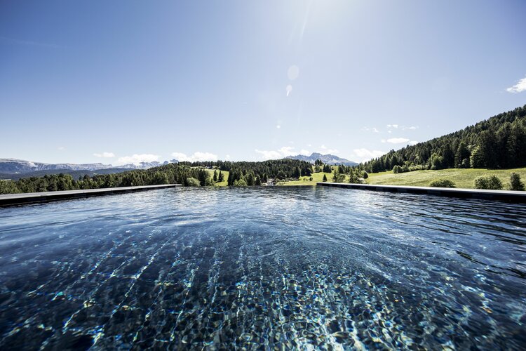 Wellness_naturaspa_Infinity_Pool__6___c__Hotel_Pfoesl_Florian_Andergassen.jpg