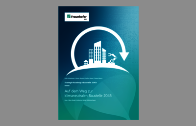 Cover "Auf dem Weg zur klimaneutralen Baustelle 2045": türkisfarbener Hintergrund im Verlauf, weißte Schrift, Symbolbild einer Stadt mit Bagger und Pfeil im Halbkreis 