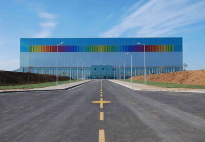 Durch die große Anzahl an Design-Varianten können Fassaden von Industriehallen (im Bild ein Flugzeughangar) individuell gestaltet und an das Corporate Design angepasst werden