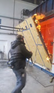 Eine Holzständerwand mit der Dämmplatte „Best Wood Wall 180“ bzw. „Top 180“ und der Holzfaser- Einblasdämmung „Best Wood Fibre“ beim Test in der MFPA Leipzig