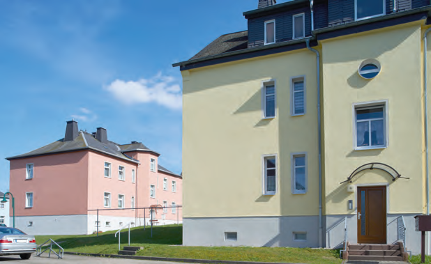 Die Häuser der Wohnanlage stammen zum Großteil aus den 50er-Jahren. Die größeren Häuser haben ein abgesetztes Treppenhaus; mit der neuen Farbgestaltung kommt diese architektonische Besonderheit wieder zur Geltung.