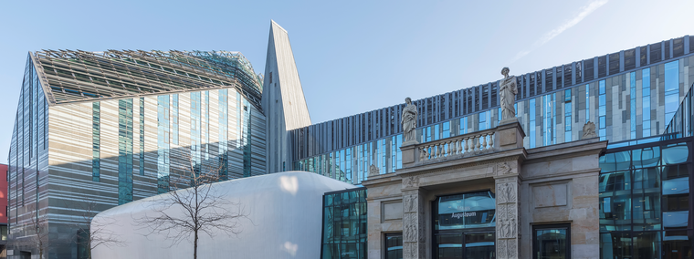 Das Schinkeltor ist in die Westfassade des Neuen Augusteums integriert. Es ist das einzige erhaltene Baufragment des Universitätskomplexes am Augustusplatz aus dem 19. Jahrhundert.