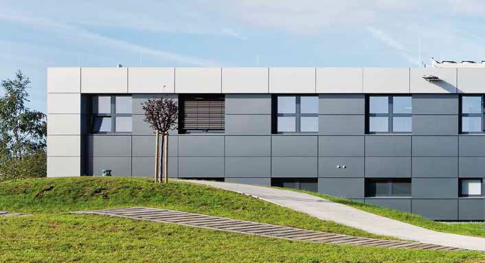 Warema Raffstoren, montiert von Lameko, sorgen für Sicht-, Blend- und Sonnenschutz in den Büroräumen.