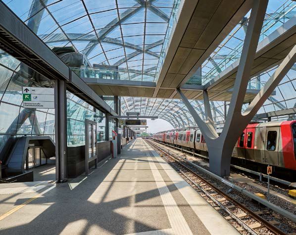 Baumstützen aus Stahl tragen das obere Stockwerk des neuen U-Bahnhofs. Sie sind gleichzeitig gegen Korrosion und Feuer mit Beschichtungssystemen geschützt.