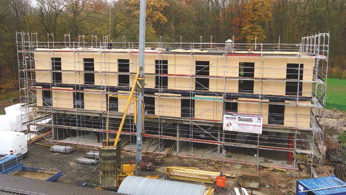 Anschließend wurden die Fassadenelemente in Holzrahmenbauweise ergänzt.