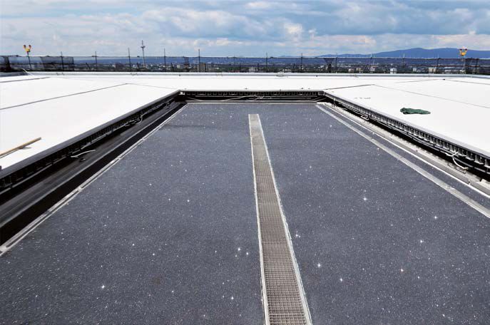 In die ausfahrbare Rampe wurden im Zuge der Neubeschichtung Entwässerungsrinnen eingearbeitet, um Regenwasser kontrolliert abfließen zu lassen und der Pfützenbildung nebst Veralgung entgegenzuwirken.