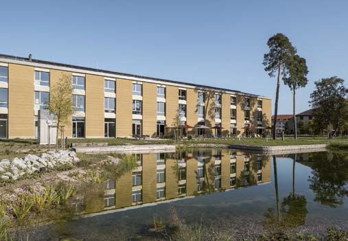 Die Projektbeteiligten setzten auf die Verwendung natürlicher wieder- verwendbarer Materialien, zum Beispiel Lehm für die Fassade.