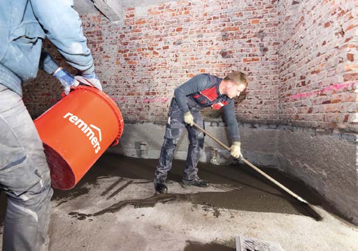Zur Sanierung des Kellerbodens wurde die mineralische Dichtschlämme „WP Sulfatex“ auf- gebracht.
