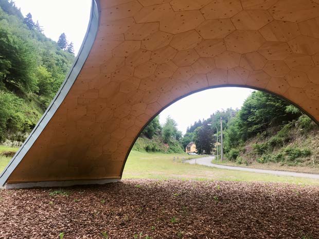 Bild-Pirmin_Jung2.jpg Innenansicht des Holzpavillons.