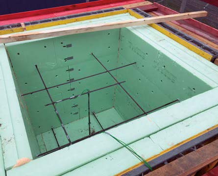 Schalung eines Probeblocks mit eingelegter Wärmedämmung und Thermoelementen
