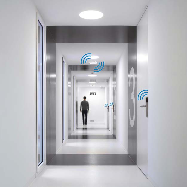 Wireless- Technologien ermöglichen an batteriebetriebener elektronischer Türhardware Echtzeit-Zutrittskontrolle ohne Verkabelung.