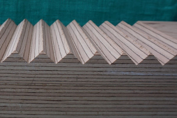 Buchen-Furnierschichtholz mit Treppenversatz als Bauteilverbindung (Foto: Sina Glattacker) Buchen-Furnierschichtholz mit Treppenversatz als Bauteilverbindung