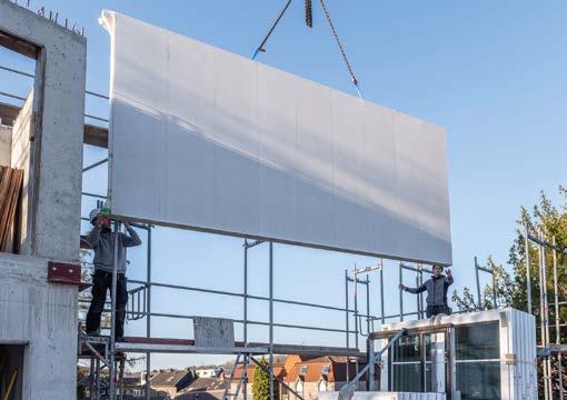 Die Wandelemente wurden just-in-time per Tieflader auf die Baustelle transportiert und sofort verarbeitet.