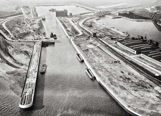 Die nahezu fertiggestellte Nordschleuse in Bremerhaven mit der Westmole, dem Vorhafen und der Ostkaje im Vordergrund sowie der Schleusenkammer und dem Wendebecken im Hintergrund. 