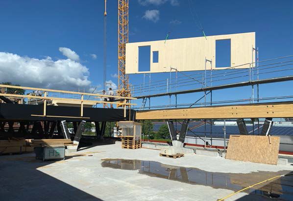 Die Baustelle des Feuerwehrhauses in Straubenhardt, Anlieferung einzelner Gebäudeelemente.