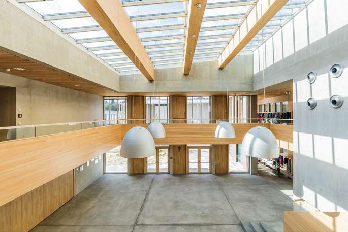 Insgesamt 56 Velux Modular Skylights sorgen in der Staufer Grundschule für ein lichtdurchflutetes Atrium.