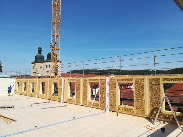 News_2020-46_Strohbau_Plankstetten_klein.jpg