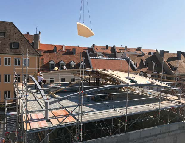 Neubau der Synagoge Regensburg: Montage der Holzschale aus doppelt gekrümmten Brettsperrholzelementen.