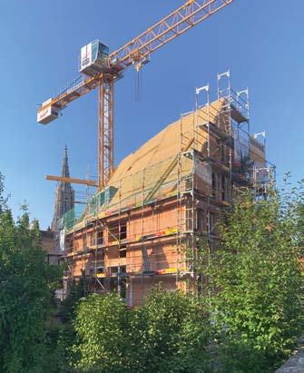 Bauen auf engstem Raum: der Kran (Obendreher) operierte während der kompletten Bauzeit aus dem Treppenhaus.