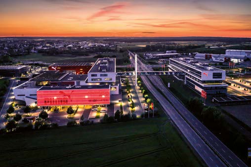 Die 85 Meter lange Fußgängerbrücke, der Skywalk, mit seinem 36 Meter hohem Pylon verbindet in neun Metern Höhe das dritte Geschoss des alten Headqurters mit dem neuen Verwaltungsbau auf der anderen Seite der Landstraße.