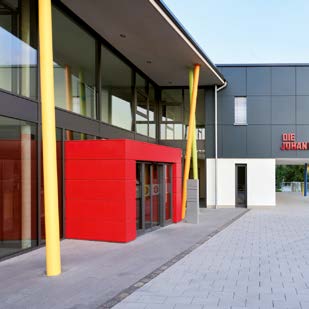 in intensiven „Johanniter Rot“ gehaltenes Eingangsportal