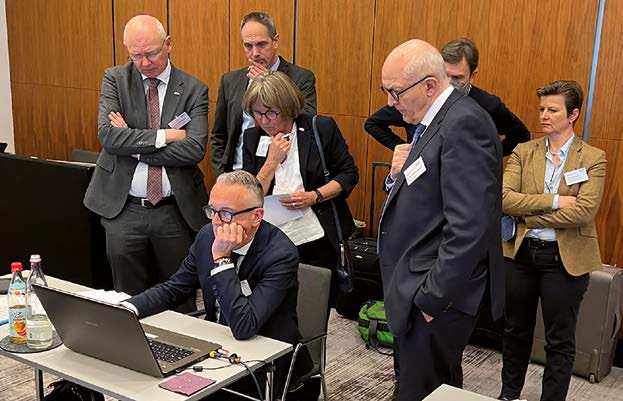 In der Mittagspause geht die Arbeit weiter: In kleiner Runde wurde an den Formulierungen der „Berliner Erklärung" gefeilt.