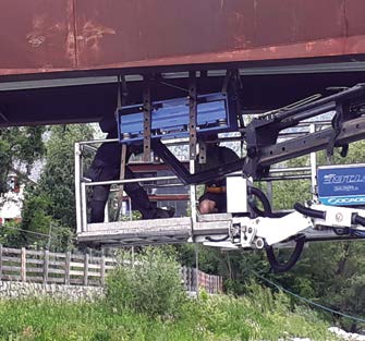 Als Hilfe, um den Dämpfer an Ort und Stelle zu bringen, sind vier Lochbleche vertikal angeschweißt. Der Kran drückt die Dämpfer Loch für Loch nach oben, abwechselnd rechts und links, die Steckstangen sichern die jeweilige Position.