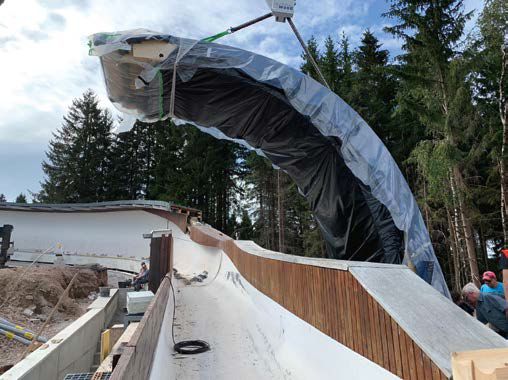 Die Elemente wurden mit dem sogenannten Balancer am Kran (oberer Bildrand) eingehoben, mit dem sie sich millimetergenau in der Neigung anpassen ließen.